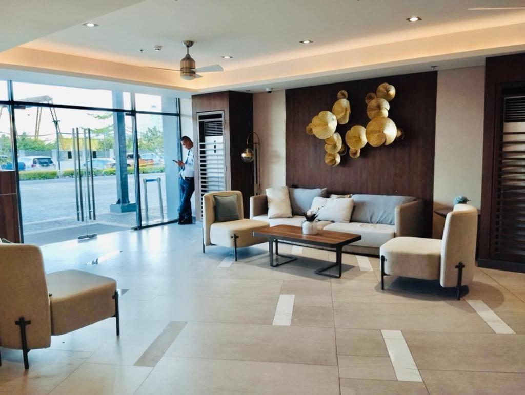Rj Elite Escape 2Br Condo W Balcony Near Sm Iloilo ภายนอก รูปภาพ