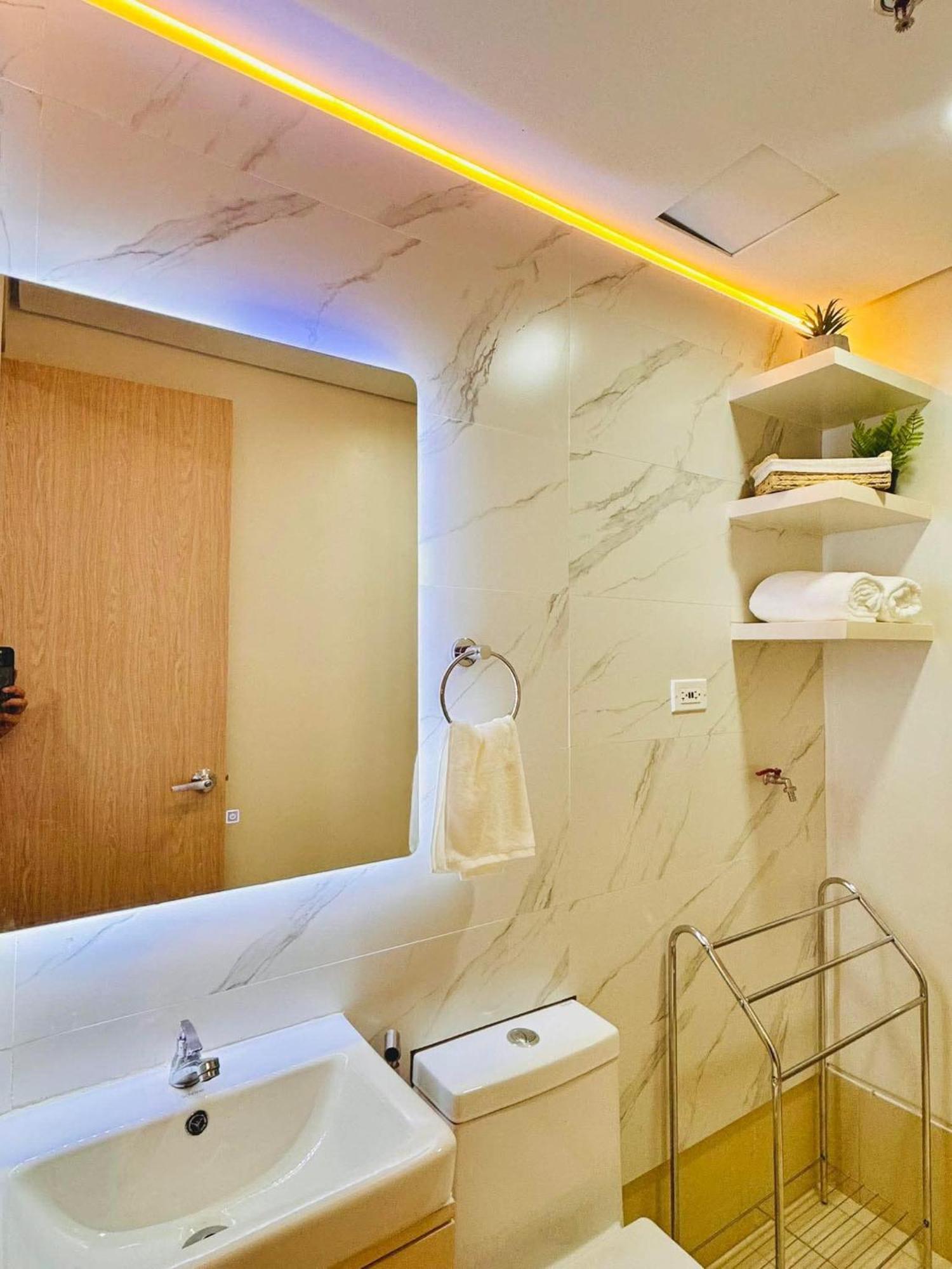 Rj Elite Escape 2Br Condo W Balcony Near Sm Iloilo ภายนอก รูปภาพ