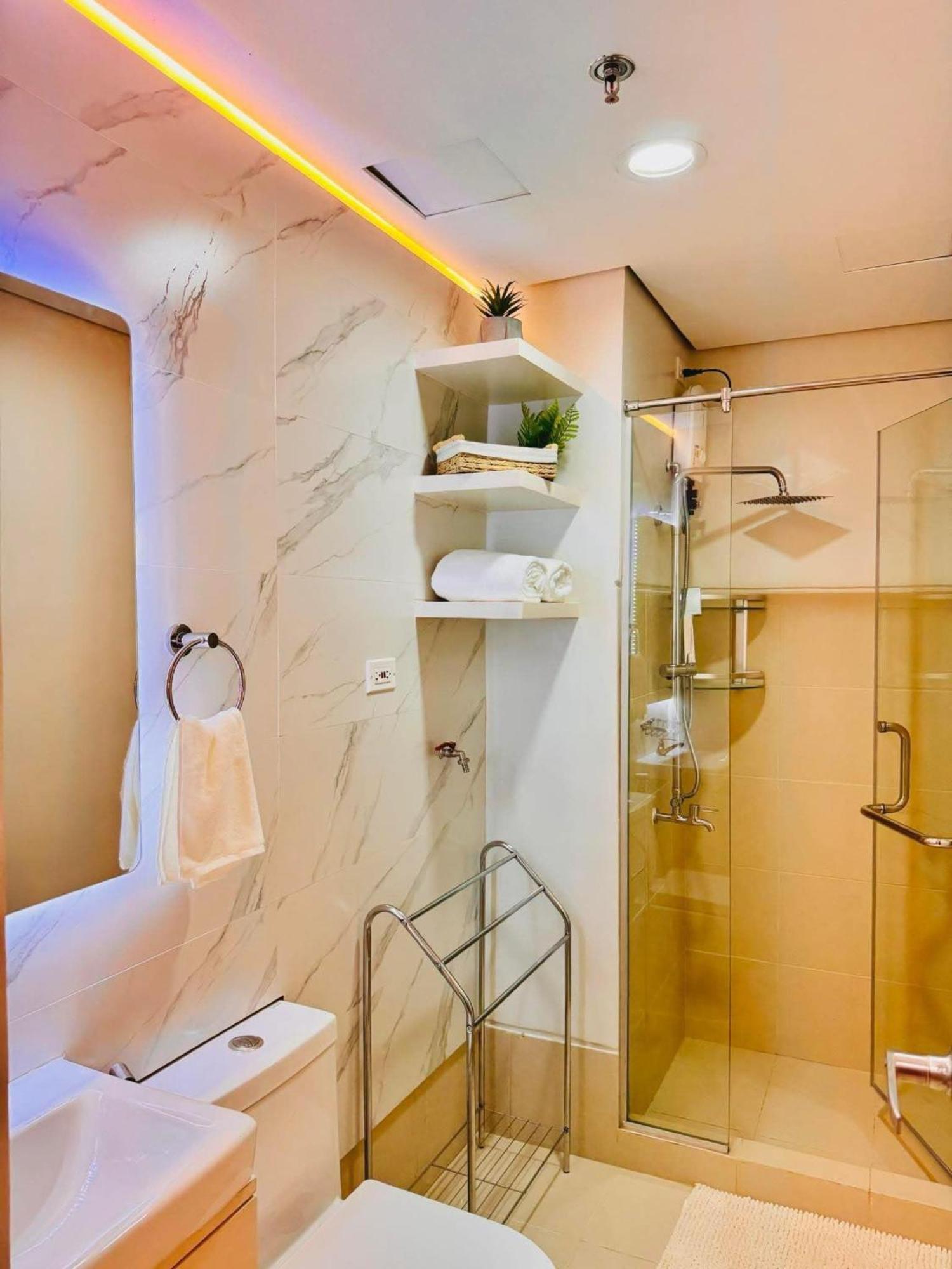 Rj Elite Escape 2Br Condo W Balcony Near Sm Iloilo ภายนอก รูปภาพ